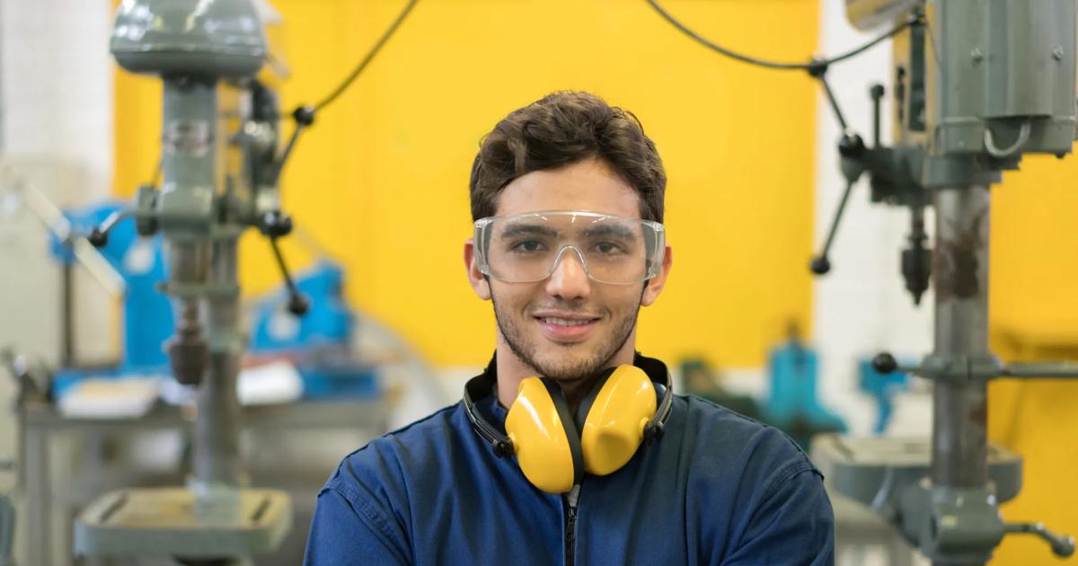 Explore engineering pathways designed to support applied learning, advanced technical development and leadership within complex environments. 