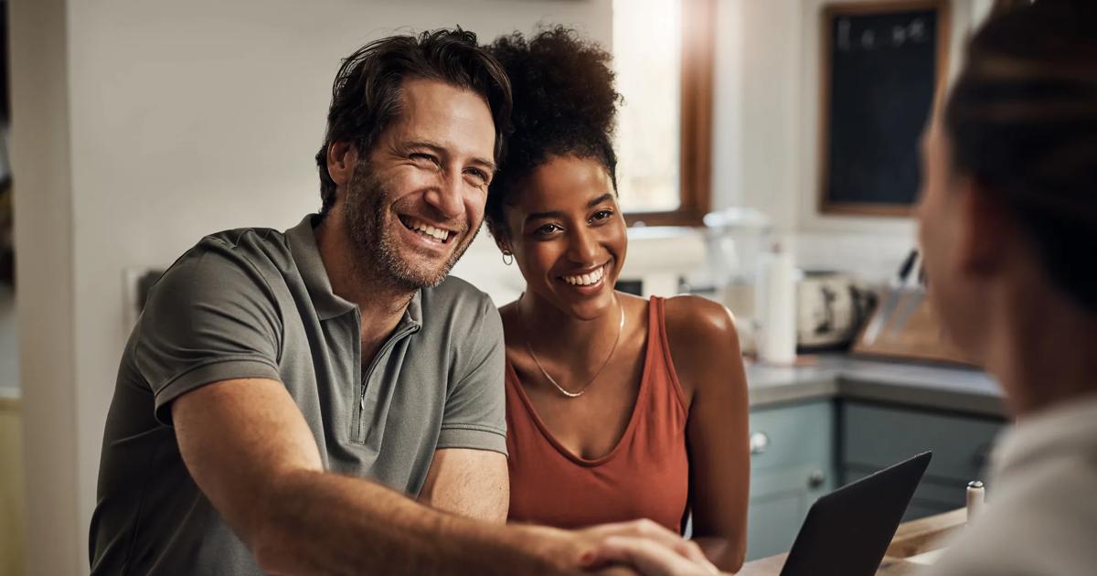 Middle-aged_Man_Shaking_Hands_With_Financial_Advisor