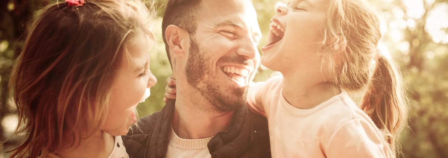 Portrait_of_Single_Father_with_Daughters_in_Park